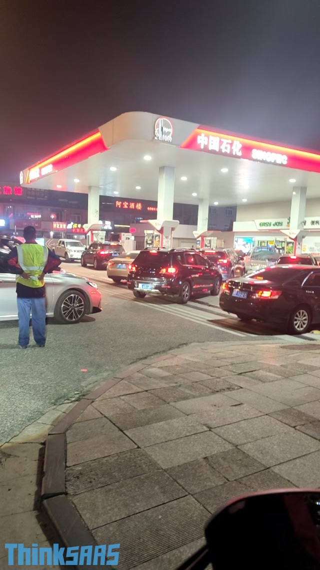 油价上涨前一夜看海安加油站的排队现象微信图片_20260322194120_33072_5575.jpg