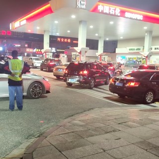 油价上涨前一夜看海安加油站的排队现象微信图片_20260322194120_33072_5575.jpg